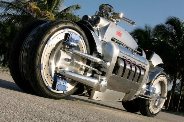 Двигателят Viper V10 дори успява да &bdquo;превземе&ldquo; и мотоциклети. Идеята е на двама служители на Chrysler Group от по-ниско ниво - Боб Шрьодер, от дизайнерския екип и Дейв Чиз, специалист по конструиране на автомобили и драг състезател. Създадена е концепцията Dodge Tomahawk с 8,3-литровия двигател с мощност 503 к.с. и 712 Нм, а предполагаемата максимална скорост на мотора достига поне 400 км/ч. Предполагаема, защото никой никога не е правил независими пътни тестове, защото не получава разрешение за движение по пътищата.